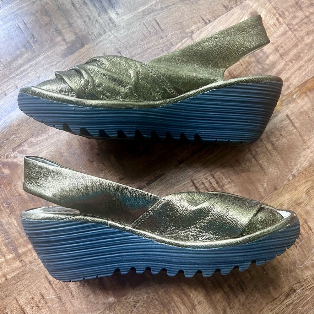 NWOT * Yakin Leather Wedge Slingback Sandals * Bronze * EU 39
Heel approx 2 1/2”